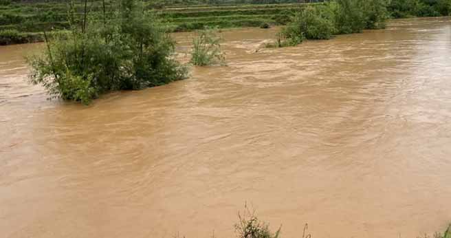 防汛常規物資中主要包含麻袋吸水膨脹袋,無紡布吸水膨脹袋,防汛沙袋,防汛噸袋,防汛編織袋,雨衣,雨靴,雨傘,彩條布,工兵鏟,十字鎬,八磅錘,應急救生包等。