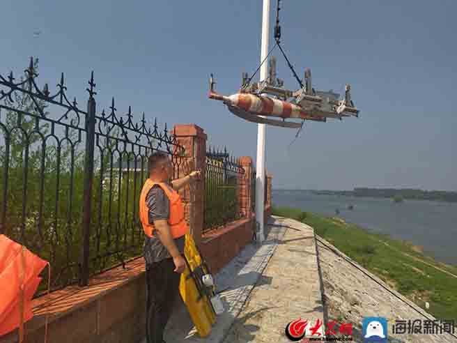 防汛常規物資中主要包含麻袋吸水膨脹袋,無紡布吸水膨脹袋,防汛沙袋,防汛噸袋,防汛編織袋,雨衣,雨靴,雨傘,彩條布,工兵鏟,十字鎬,八磅錘,應急救生包等。