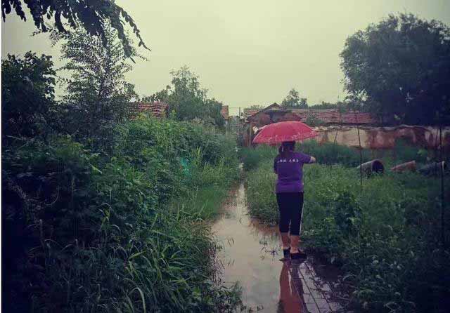 防汛常規(guī)物資中主要包含麻袋吸水膨脹袋,無(wú)紡布吸水膨脹袋,防汛沙袋,防汛噸袋,防汛編織袋,雨衣,雨靴,雨傘,彩條布,工兵鏟,十字鎬,八磅錘,應(yīng)急救生包等。