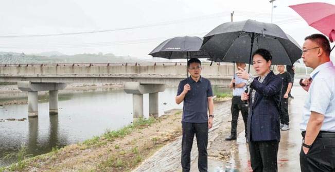 海陽(yáng)市領(lǐng)導(dǎo)開(kāi)展社區(qū)&ldquo;雙報(bào)到&rdquo;和巡河、防汛調(diào)研